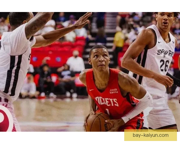 标准列日在新赛季表现稳健，逐步迎来状态回暖的积极趋势。